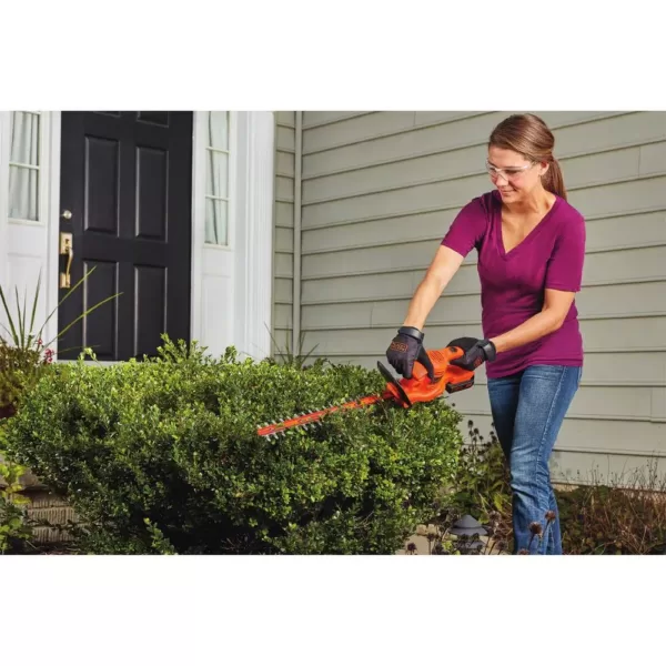 BLACK+DECKER 18 in. 20V MAX Lithium-Ion Cordless Hedge Trimmer with (1) 1.5Ah Battery & Charger Included