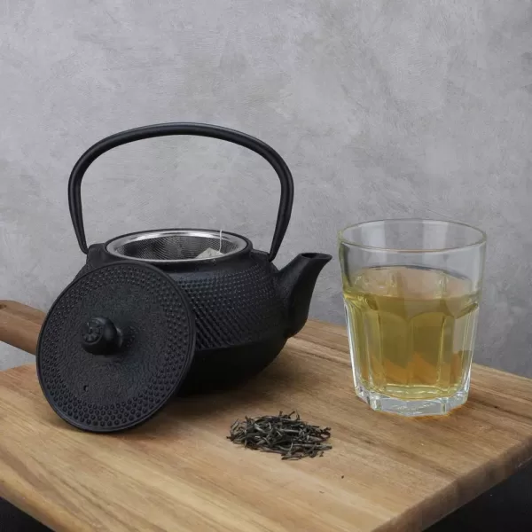 Mind Reader 2.5-Cup Black Japanese Style Cast Iron Tetsubin Tea Pot with Infuser